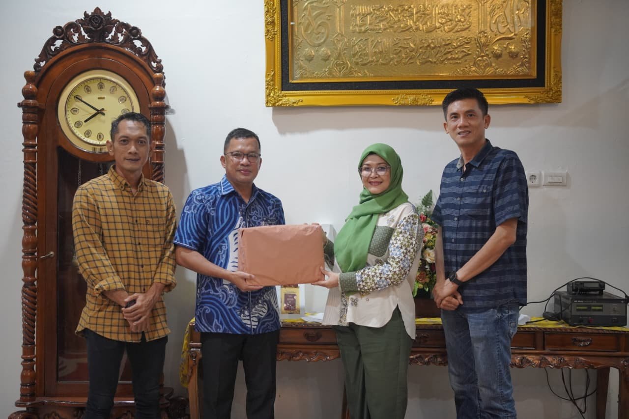Tumbuhkan Minat Baca Warga Binaan, Kakanwil Ditjenpas Babel Terima Buku dari Wabup Belitung
